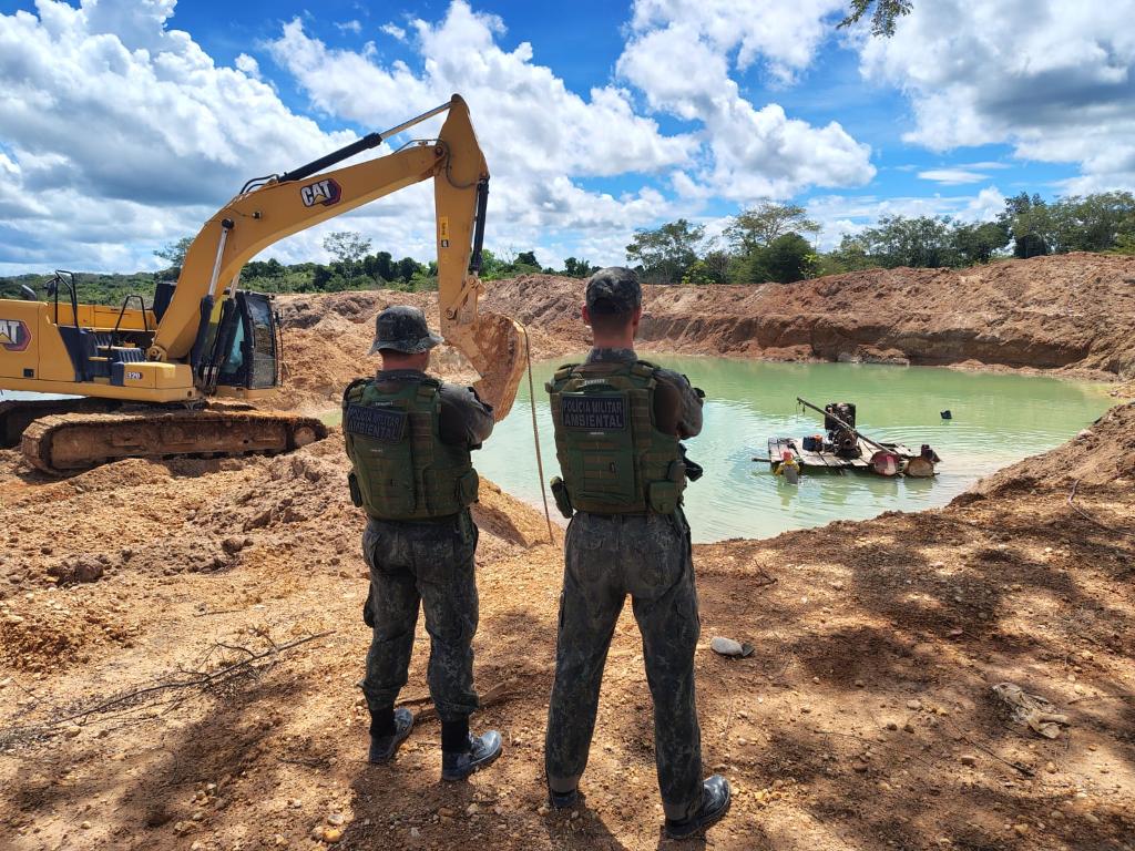 Garimpo ilegal é fechado em Nova Guarita, MT; Polícia Ambiental apreende escavadeira, trator e motores