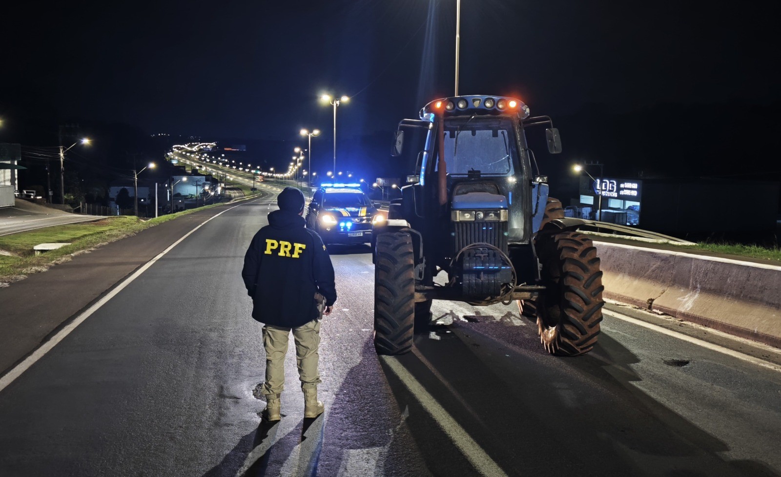 Trator sem CNH é apreendido pela PRF em Chapecó com destino ao Paraguai para venda da máquina