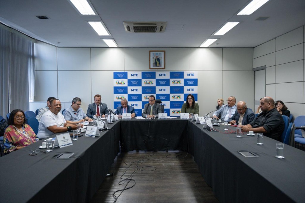 Ministro do Trabalho discute reestruturação de carreiras enquanto Programa Minha Casa Minha Vida ganha novo cronograma