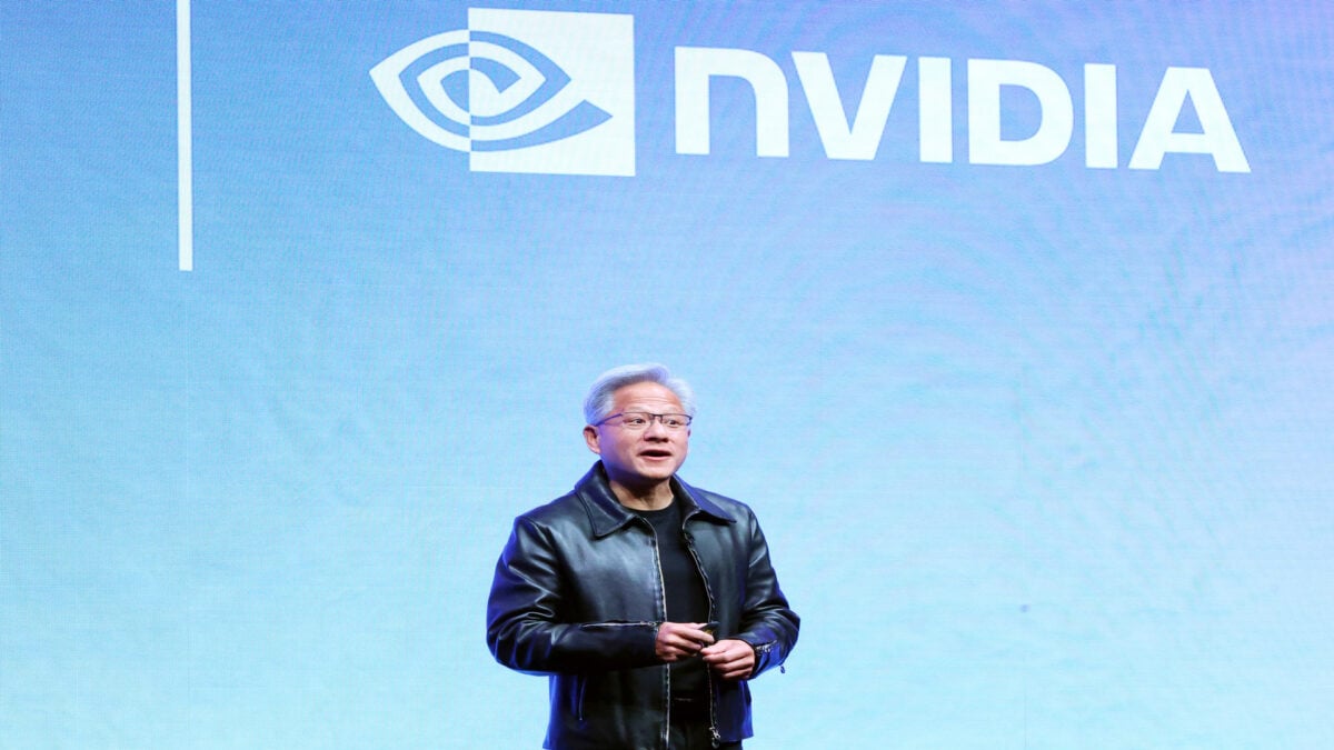Nvidia Avança na Corrida por IA: Investimento Bilionário na CoreWeave para Impulsionar Fábricas de Inteligência Artificial até 2030