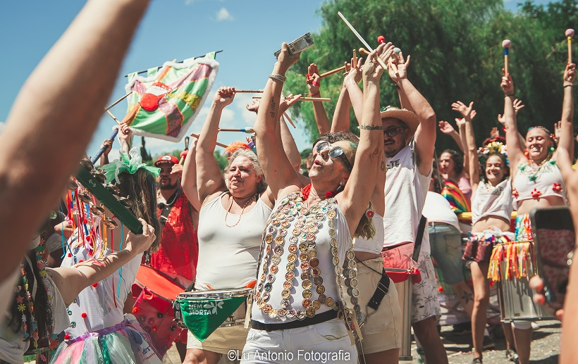 "Bloco Bloquete Anima Vinhedo: Cultura, Ritmos Afro-brasileiros e Pó Colorido no Carnaval Fora de Época"