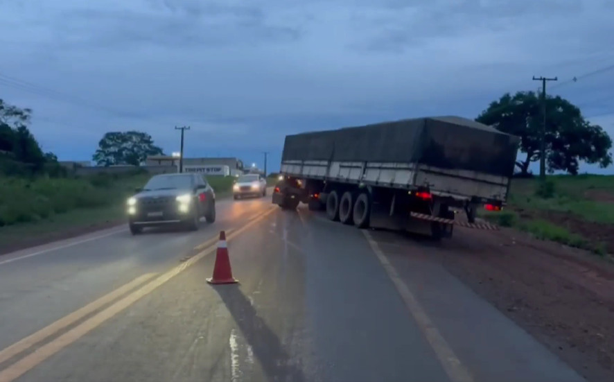 Transtorno no Trânsito da MT-208: Carreta com Soja Interdita Pista e Gera Alerta aos Motoristas