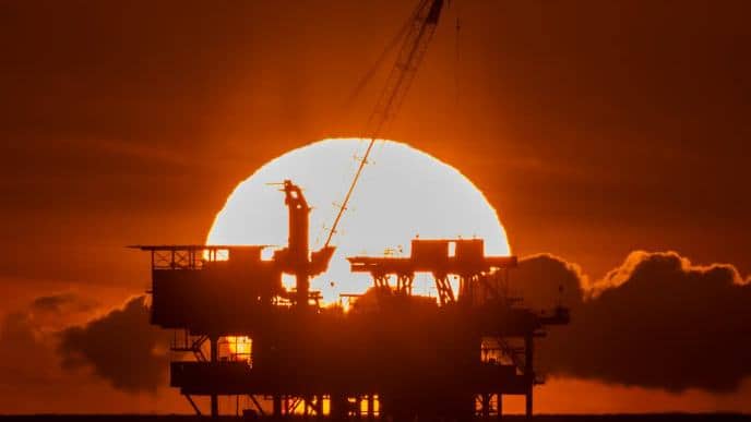 Guerra no Irã bloqueia Ormuz: reservas estratégicas de petróleo sob pressão e preços sobem, alerta AIE