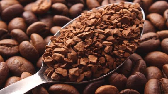 Café solúvel brasileiro enfrenta tarifas de até 37,5% nos EUA; Abics busca reverter com audiência em julho
