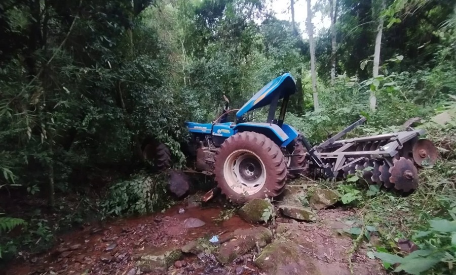 Uma mulher de 37 anos ficou ferida após um trator sair da pista e despencar cerca de 80 metros em uma ribanceira