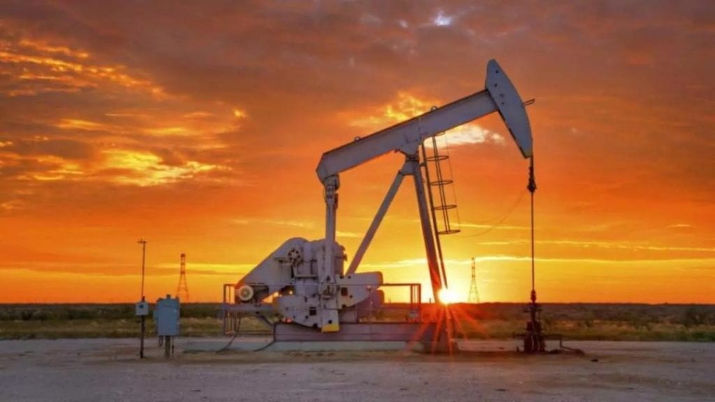 Preços do petróleo caem com avanços nas negociações EUA-Irã e maior oferta via Estreito de Ormuz