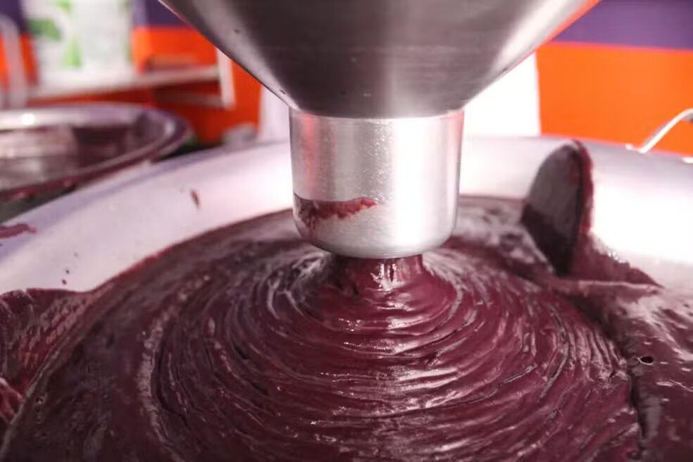 Chuvas do inverno amazônico reduzem açaí em Macapá, AP, e elevam o preço do litro