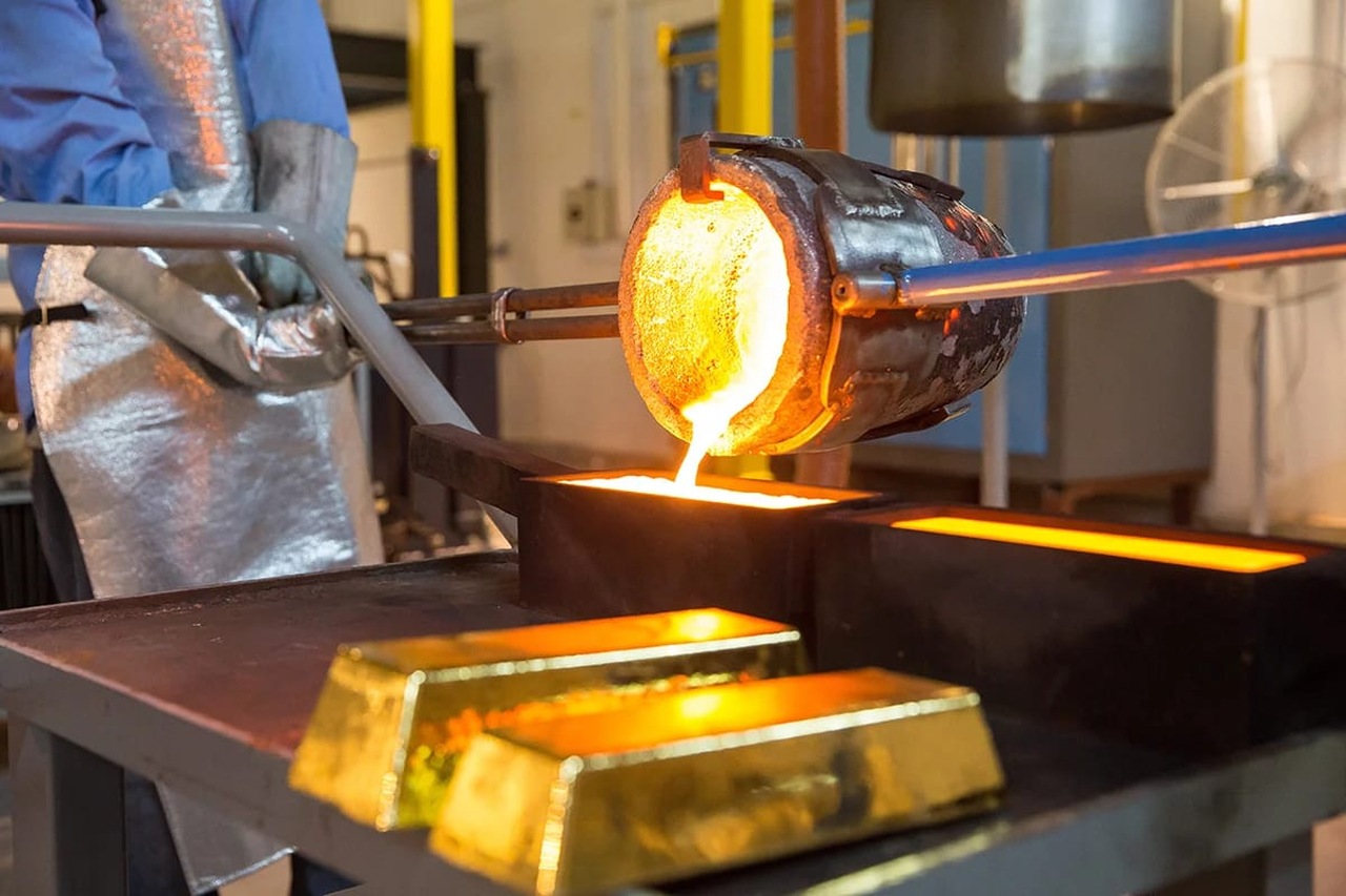 Ouro hoje sobe com inflação e energia; dólar forte e tensões EUA-Irã no Estreito de Ormuz