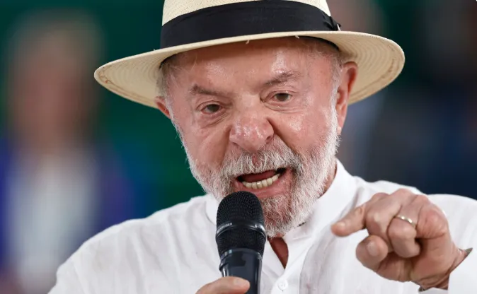 Lula diz em SC que agronegócio deveria se ajoelhar diante dele.