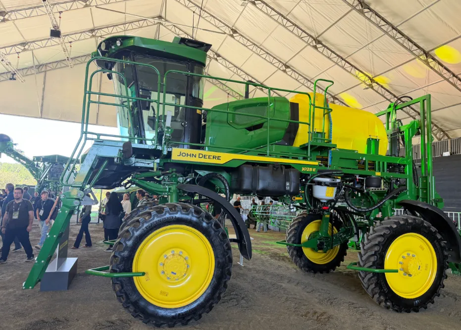 John Deere apresenta pulverizadores da Série 400R no Congresso Brasileiro do Algodão