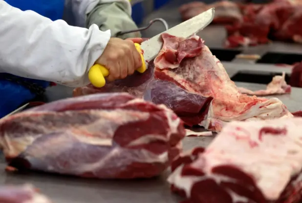China aprova quatro frigoríficos brasileiros para exportação de carnes bovina e de frango
