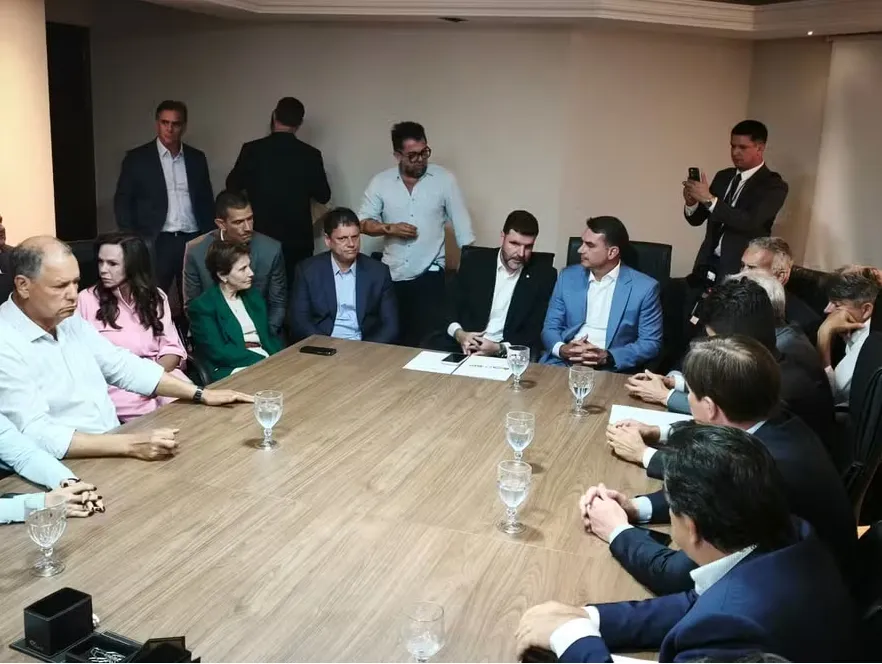 Apoiado pela FPA, Flávio Bolsonaro firma compromissos com o agronegócio em caso de eleição
