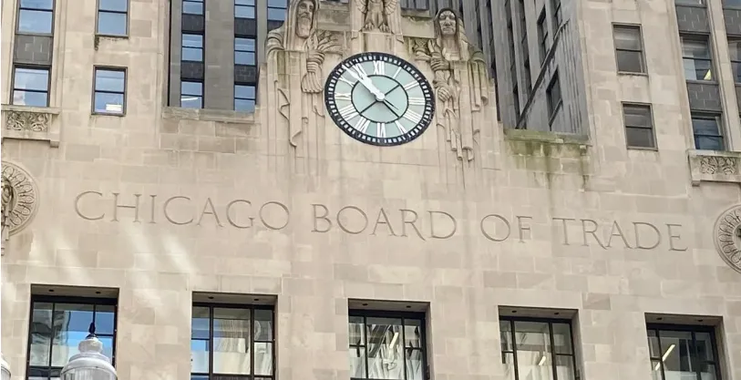 Chuvas favoráveis nos EUA pressionam futuros de soja em Chicago, mas prêmios firmes sustentam cotações no Brasil