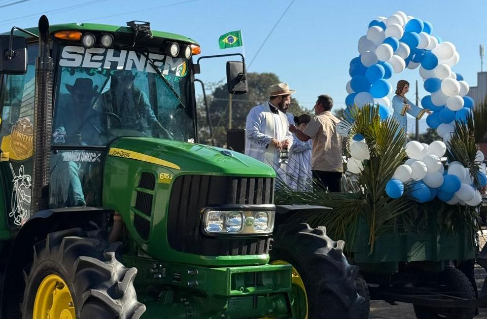 Festa do Menino Jesus reúne 2,5 mil pessoas e 200 tratores em Meleiro/SC