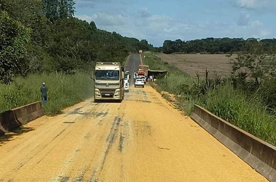 Acidente na MGC-354 entre Claro de Minas e Vazante: carreta com milho tombou, carga dispersa e tráfego permanece aberto (sem feridos)