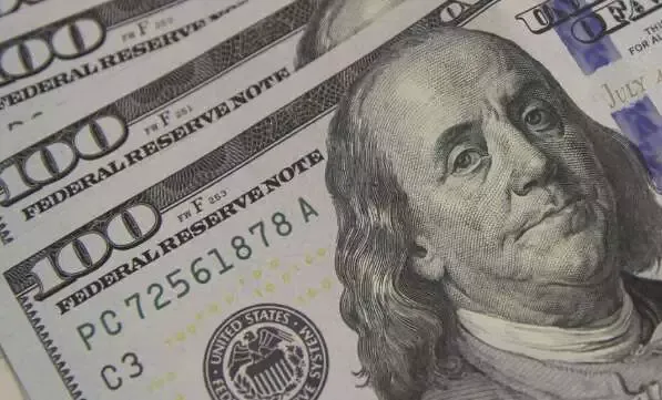 Dólar cai diante do real com dados de empregos nos EUA; juros elevados devem permanecer por mais tempo e otimismo com negociações de paz no Oriente Médio