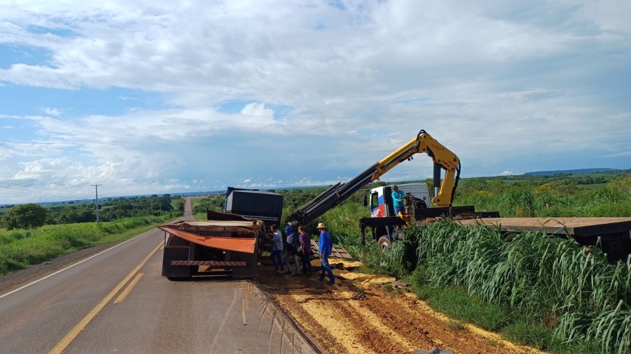 "Acidente na BR-158: Tombamento de Semirreboque com Carga de Soja Interdita Tráfego entre Água Boa e Canarana"