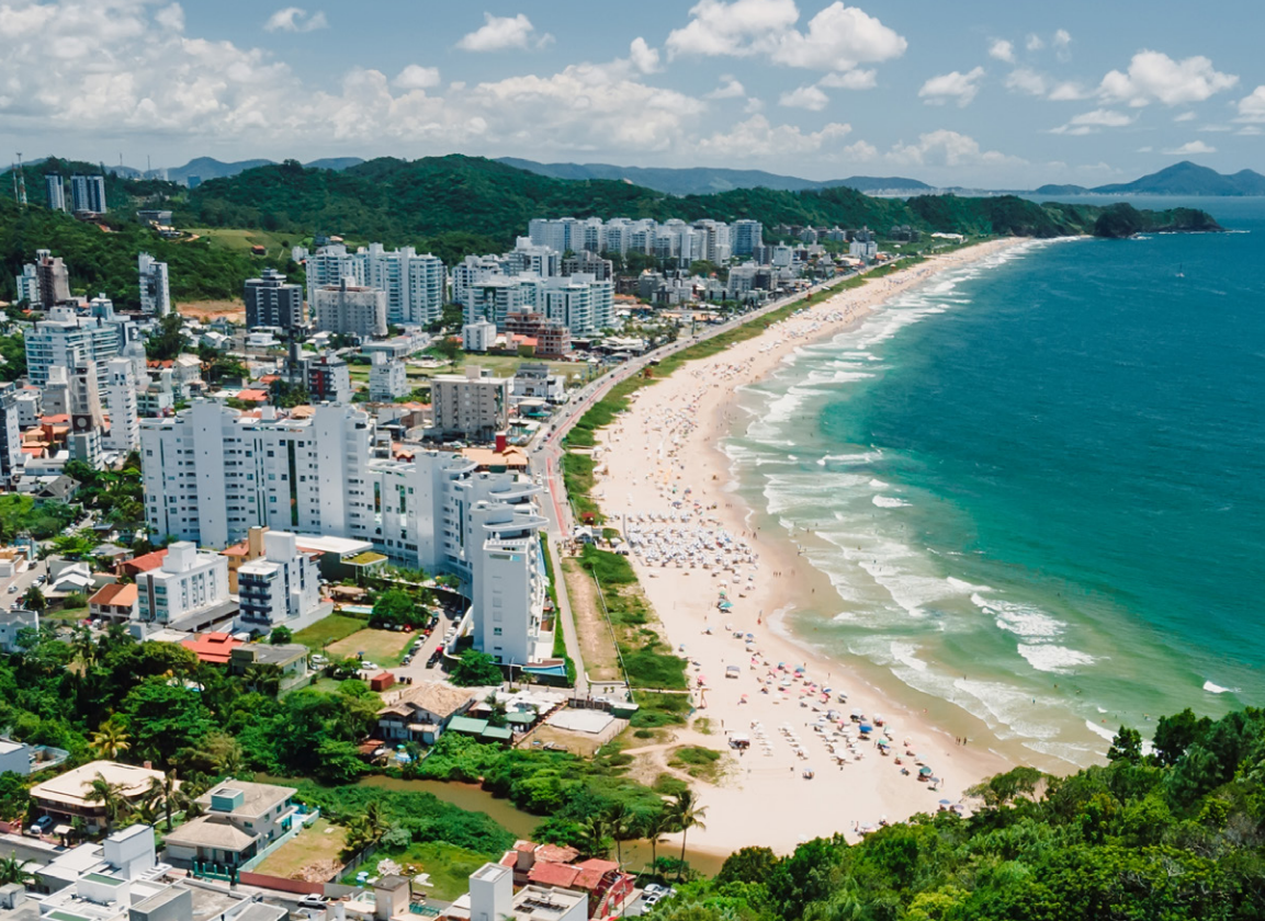 Ouro à beira-mar: Por que investir no mercado imobiliário de alto luxo do litoral catarinense?