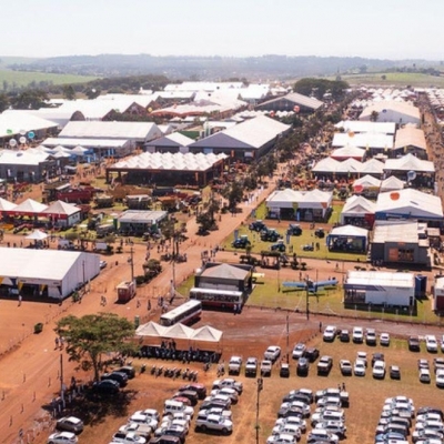 Agrishow 2026: 197 mil visitantes e R$11,4 bilhões em negócios; queda de 22% com juros altos e incertezas no agronegócio