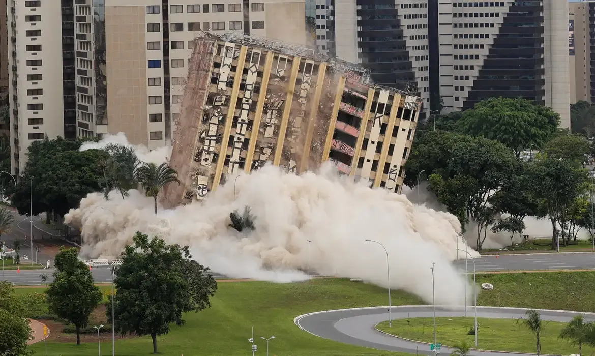"Implosão do Torre Palace em Brasília: Fim de uma Era e Repercussões na Segurança Urbana"