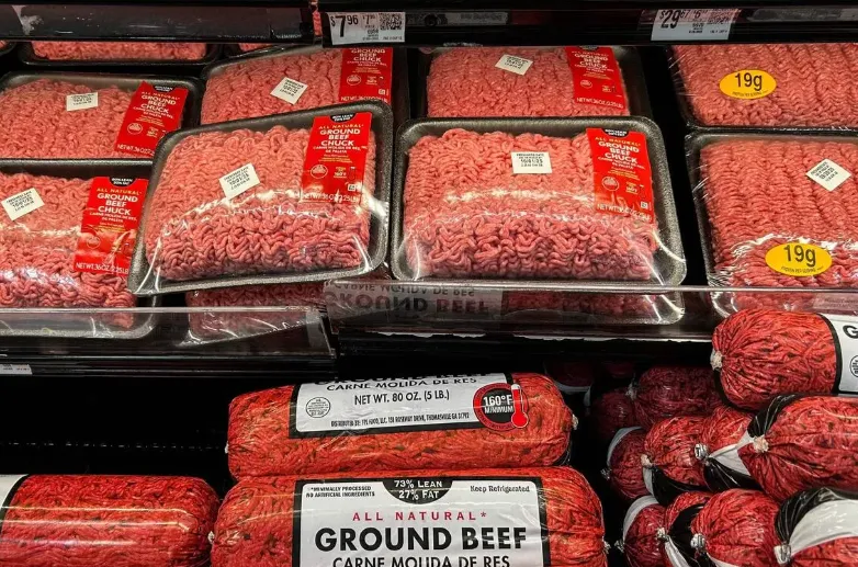 Trump abre brecha para importar 300 mil toneladas de carne moída e bolsa reage com alta das frigoríficas