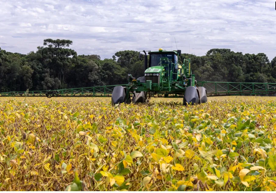 Mercado de máquinas agrícolas opõe queda nas vendas de novos e salto na procura por usados em 2026