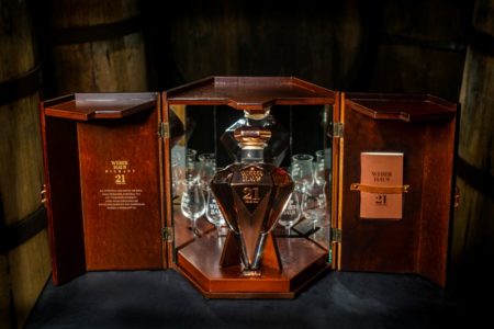 Quase R$ 70 mil – o lance que arrematou garrafa de cachaça gaúcha