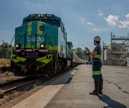 Operação ferroviária inédita transporta 104 contêineres de algodão em pluma