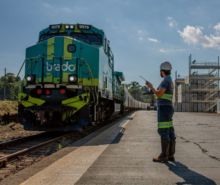 Operação ferroviária inédita transporta 104 contêineres de algodão em pluma