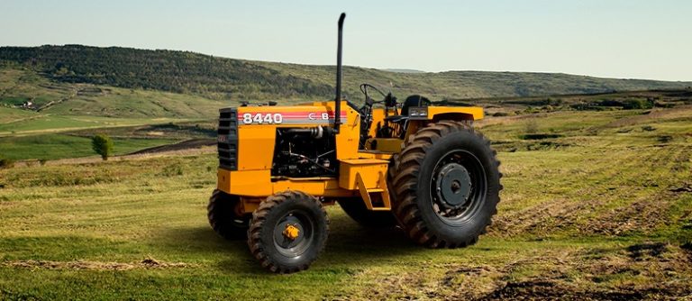 Leilão de trator CBT 8440 arrecada dinheiro para equipar duas escolas rurais