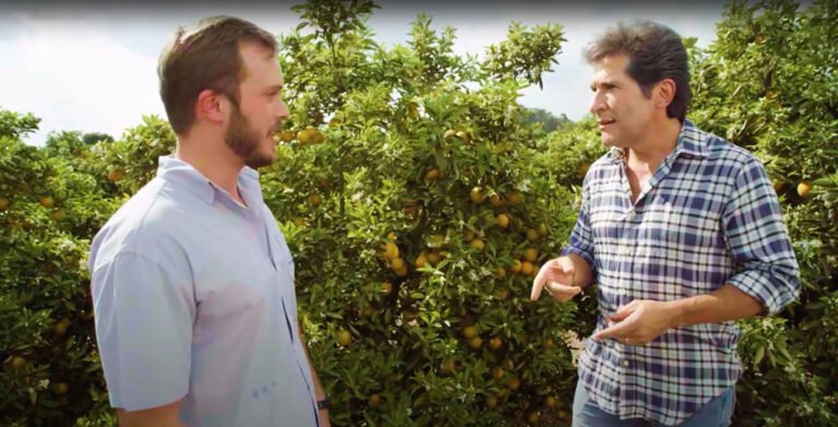 Cantor Daniel visita família de citricultores