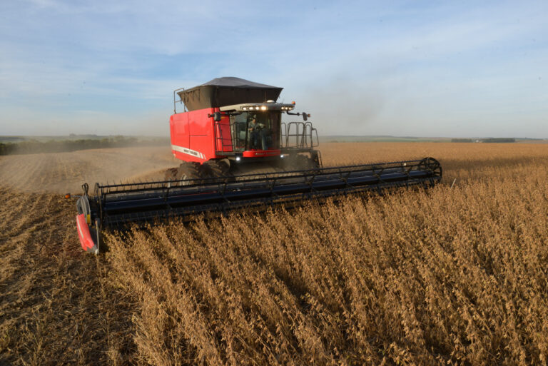 Colheita da safra de soja em ritmo mais lento