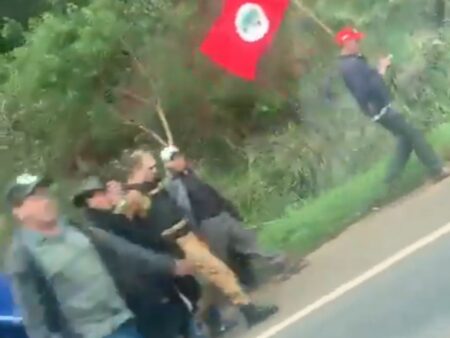 MST rende policiais e bloqueia rodovia no Paraná