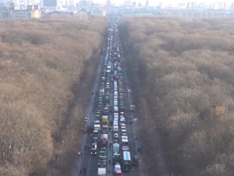 Agricultores alemães voltam às ruas para protestar mesmo com temperaturas abaixo de zero