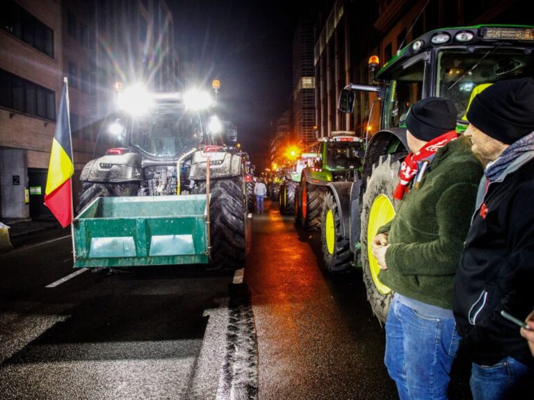 Bruxelas é tomada por protestos de fazendeiros