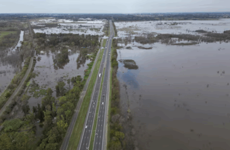 Chuvas históricas deixam cerca de 5 milhões de hectares submersos na Argentina e colocam o campo em alerta
