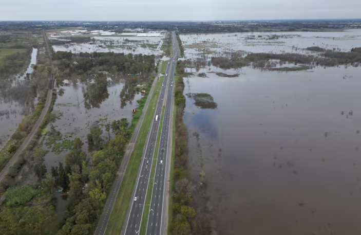 Chuvas históricas deixam cerca de 5 milhões de hectares submersos na Argentina e colocam o campo em alerta